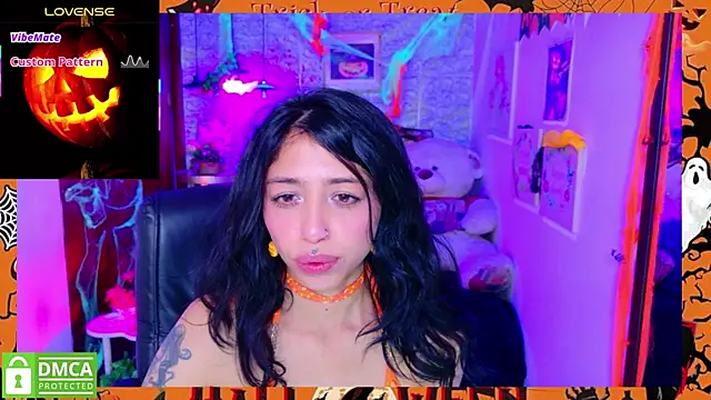 Snapshot of REDHOTTER_ chatting on October 31, 7:59 pm REDHOTTER online show from October 31, 7:59 pm