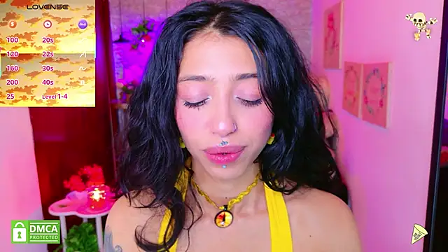 Snapshot of REDHOTTER_ chatting on November 4, 8:19 pm REDHOTTER online show from November 4, 8:19 pm