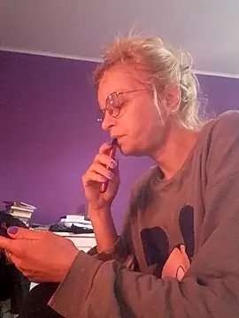 BritneyHudson online show from March 1, 6:48 am