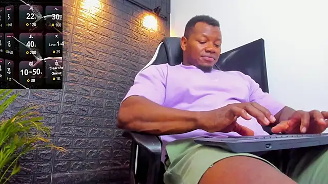 Snapshot of tommike chatting on November 8, 11:58 pm tommike online show from November 8, 11:58 pm