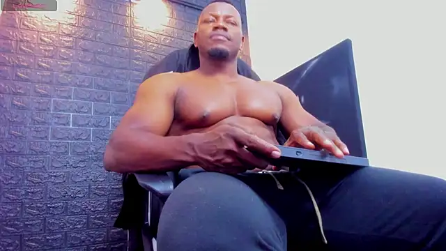 Snapshot of tommike chatting on June 25, 11:31 pm tommike online show from June 25, 11:31 pm