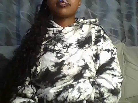 Snapshot of Chocolate_queen2 chatting on December 29, 8:37 pm Chocolate queen2 online show from December 29, 8:37 pm