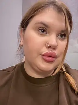 Snapshot of hi_im_Eva chatting on October 5, 11:30 am hi im Eva online show from October 5, 11:30 am