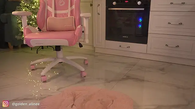 Snapshot of Golden_Aline chatting on January 8, 9:12 pm Golden Aline online show from January 8, 9:12 pm