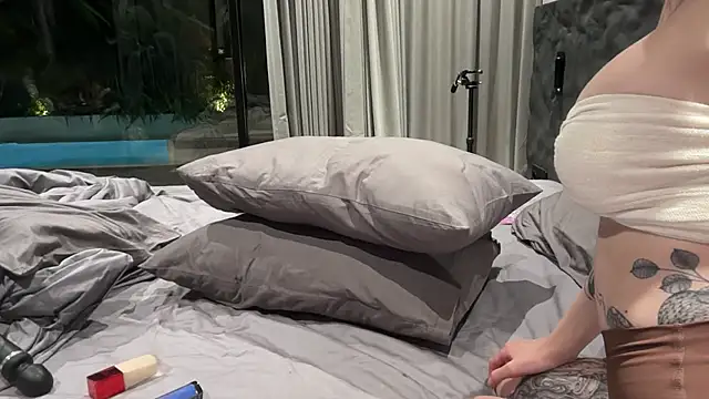 Golden Aline online show from December 19, 12:45 pm