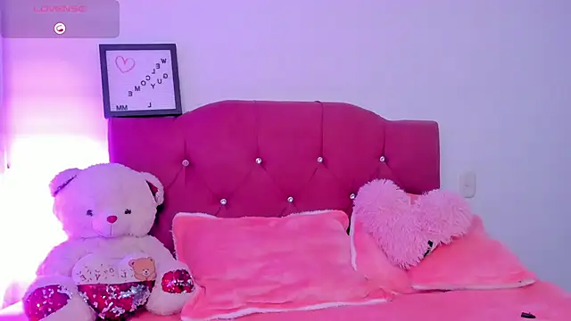 Snapshot of LucianaTomson chatting on January 5, 10:57 pm LucianaTomson online show from January 5, 10:57 pm