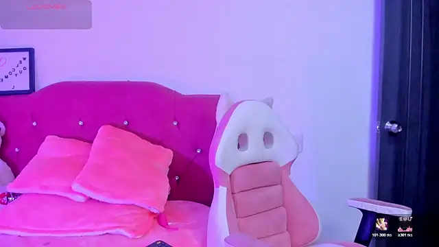 Snapshot of LucianaTomson chatting on February 10, 9:30 pm LucianaTomson online show from February 10, 9:30 pm