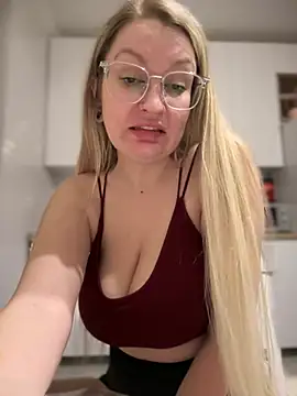 Teya moon  online show from March 8, 10:45 pm