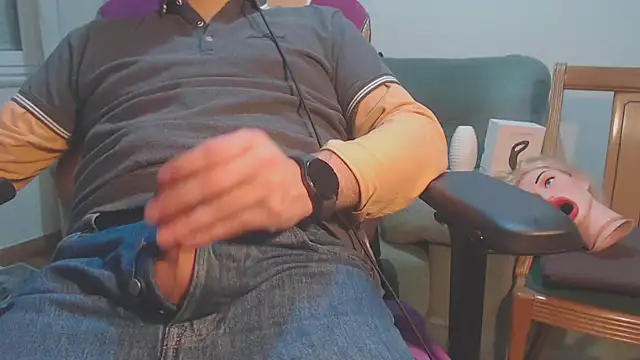 Snapshot of master4subslut chatting on February 23, 5:34 am master4subslut online show from February 23, 5:34 am