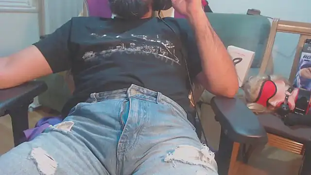 Snapshot of master4subslut chatting on October 5, 9:45 pm master4subslut online show from October 5, 9:45 pm