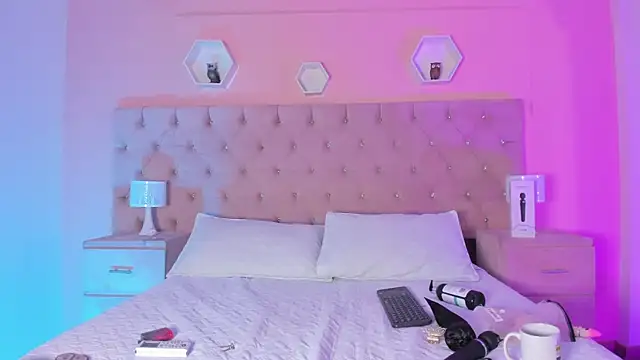 Agathaargent  online show from January 14, 9:30 pm