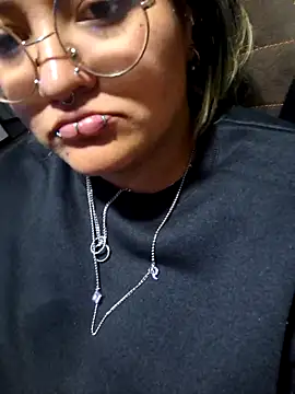 lucky-leah online show from December 4, 4:11 am