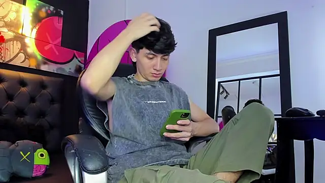 Snapshot of Santi_delacruz chatting on February 25, 2:44 pm Santi delacruz online show from February 25, 2:44 pm