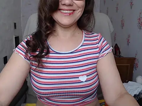 Snapshot of KittyyLaBeauty chatting on May 4, 5:25 am KittyyLaBeauty online show from May 4, 5:25 am