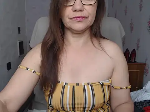 Snapshot of KittyyLaBeauty chatting on May 17, 5:27 am KittyyLaBeauty online show from May 17, 5:27 am