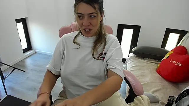 Snapshot of Dyana_Kaylinn chatting on May 4, 5:03 am Dyana Kaylinn online show from May 4, 5:03 am