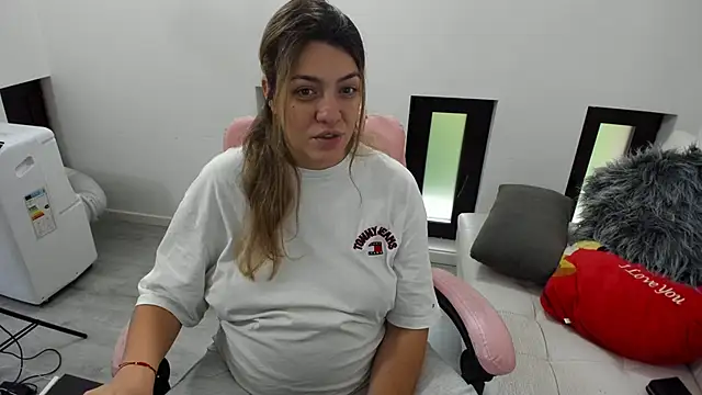 Snapshot of Dyana_Kaylinn chatting on June 12, 5:06 am Dyana Kaylinn online show from June 12, 5:06 am