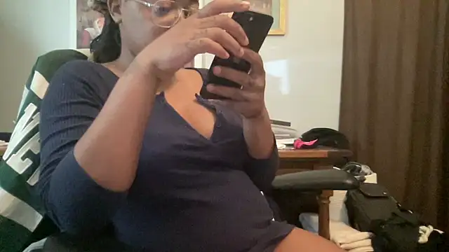 MommyConfident online show from May 26, 7:43 pm