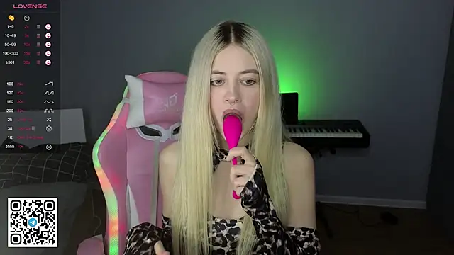 Snapshot of mybunnywendy chatting on February 8, 3:21 pm mybunnywendy online show from February 8, 3:21 pm