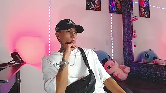 Snapshot of Liam_lee chatting on November 13, 7:46 pm Liam lee online show from November 13, 7:46 pm