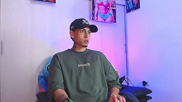 Snapshot of Liam_lee chatting on November 15, 12:02 pm Liam lee online show from November 15, 12:02 pm