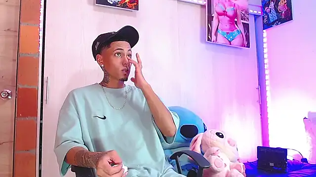 Snapshot of Liam_lee chatting on November 17, 6:24 pm Liam lee online show from November 17, 6:24 pm