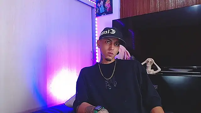 Snapshot of Liam_lee chatting on December 2, 3:51 pm Liam lee online show from December 2, 3:51 pm