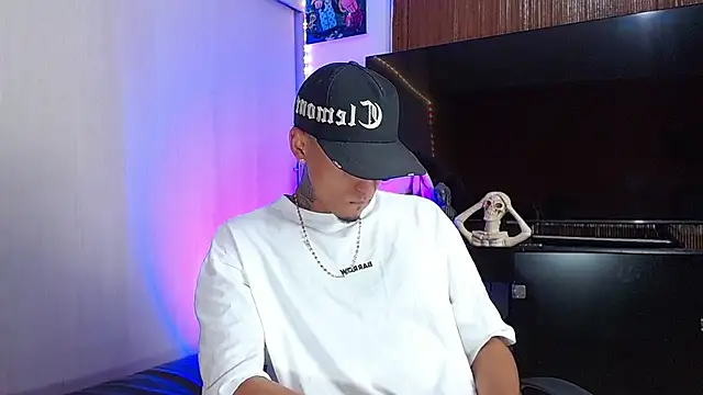 Snapshot of Liam_lee chatting on December 3, 11:25 pm Liam lee online show from December 3, 11:25 pm