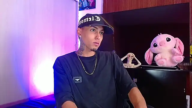 Snapshot of Liam_lee chatting on December 5, 4:25 pm Liam lee online show from December 5, 4:25 pm