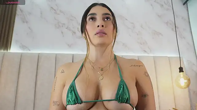 Snapshot of Annyy_Rosse chatting on December 2, 5:57 am Annyy Rosse online show from December 2, 5:57 am