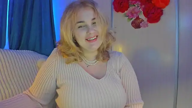 Snapshot of CoraSwon chatting on February 3, 5:03 pm CoraSwon online show from February 3, 5:03 pm