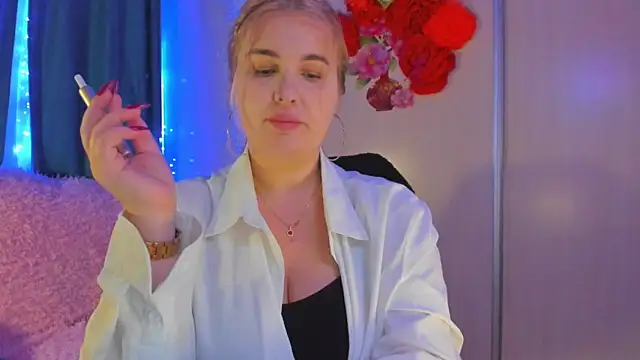 Snapshot of CoraSwon chatting on February 4, 2:53 pm CoraSwon online show from February 4, 2:53 pm