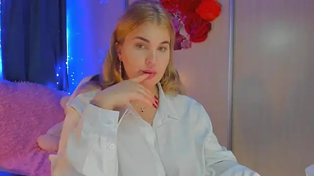 Snapshot of CoraSwon chatting on February 4, 5:55 pm CoraSwon online show from February 4, 5:55 pm