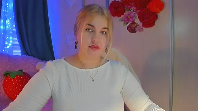 Snapshot of CoraSwon chatting on February 6, 8:18 am CoraSwon online show from February 6, 8:18 am