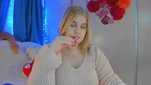 Snapshot of CoraSwon chatting on February 7, 10:41 pm CoraSwon online show from February 7, 10:41 pm