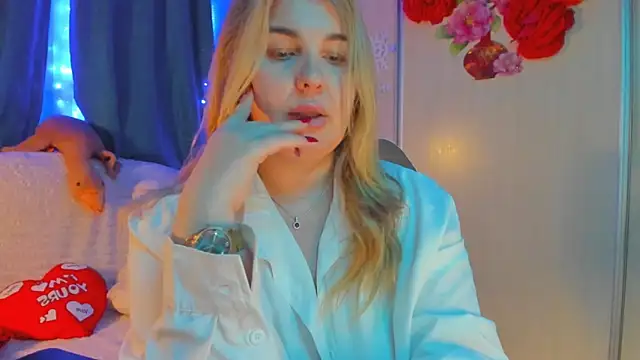 Snapshot of CoraSwon chatting on February 9, 4:18 pm CoraSwon online show from February 9, 4:18 pm