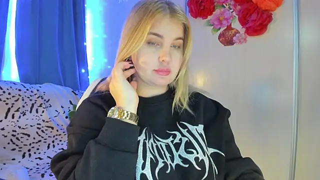 Snapshot of CoraSwon chatting on February 10, 7:36 am CoraSwon online show from February 10, 7:36 am