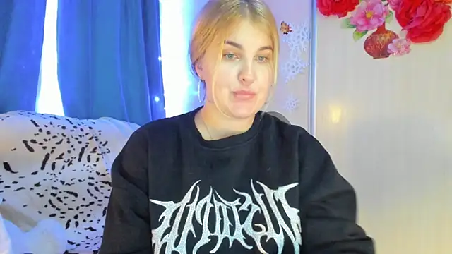 Snapshot of CoraSwon chatting on February 10, 1:44 pm CoraSwon online show from February 10, 1:44 pm