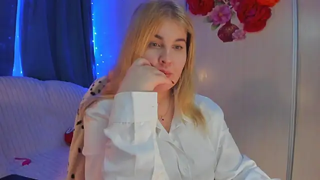 Snapshot of CoraSwon chatting on February 11, 10:28 pm CoraSwon online show from February 11, 10:28 pm