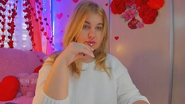 Snapshot of CoraSwon chatting on February 14, 8:21 am CoraSwon online show from February 14, 8:21 am