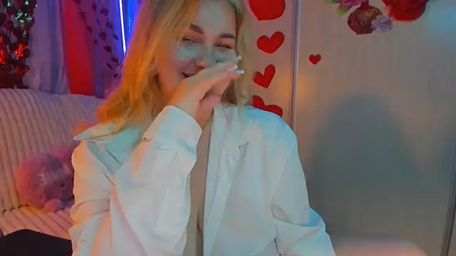 Snapshot of CoraSwon chatting on February 23, 6:45 pm CoraSwon online show from February 23, 6:45 pm