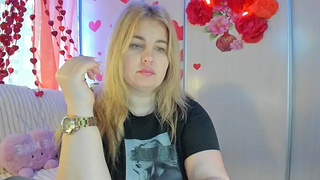 Snapshot of CoraSwon chatting on February 25, 7:52 am CoraSwon online show from February 25, 7:52 am