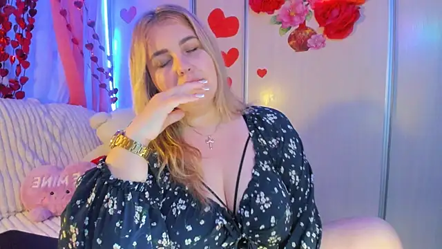 Snapshot of CoraSwon chatting on February 25, 10:18 pm CoraSwon online show from February 25, 10:18 pm