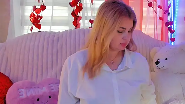 Snapshot of CoraSwon chatting on February 27, 10:37 am CoraSwon online show from February 27, 10:37 am