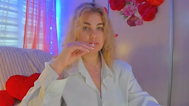 Snapshot of CoraSwon chatting on March 11, 1:01 pm CoraSwon online show from March 11, 1:01 pm