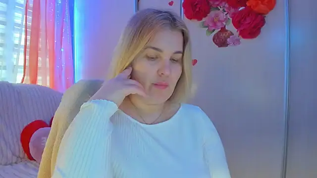 Snapshot of CoraSwon chatting on March 17, 11:42 am CoraSwon online show from March 17, 11:42 am