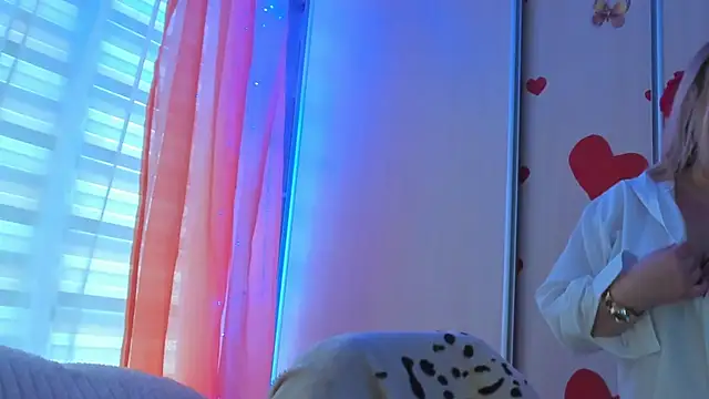 Snapshot of CoraSwon chatting on March 18, 11:52 am CoraSwon online show from March 18, 11:52 am