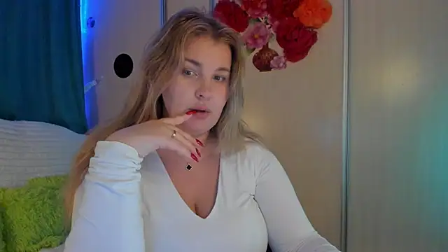 Snapshot of CoraSwon chatting on September 8, 6:18 pm CoraSwon online show from September 8, 6:18 pm