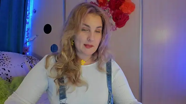 Snapshot of CoraSwon chatting on September 13, 7:35 pm CoraSwon online show from September 13, 7:35 pm