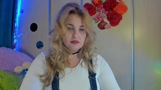 Snapshot of CoraSwon chatting on September 15, 6:41 pm CoraSwon online show from September 15, 6:41 pm